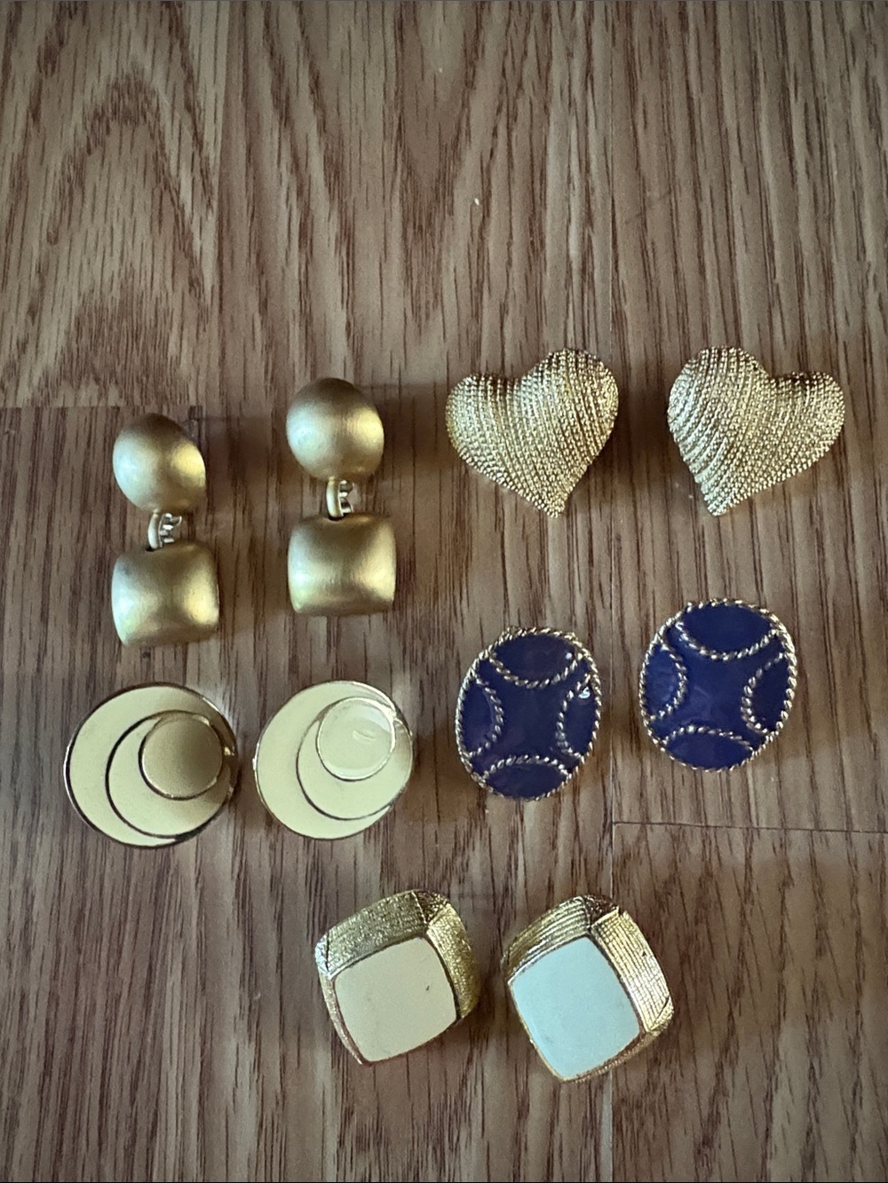 \NTAGE 60s BRUSHED AND TEXTURED GOLD-TONE IVORY AND BLUE POST EARRINGS